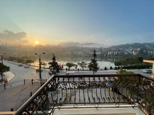 サパにあるSapa Legacy Hotelの市街のバルコニーから川の景色を望めます。