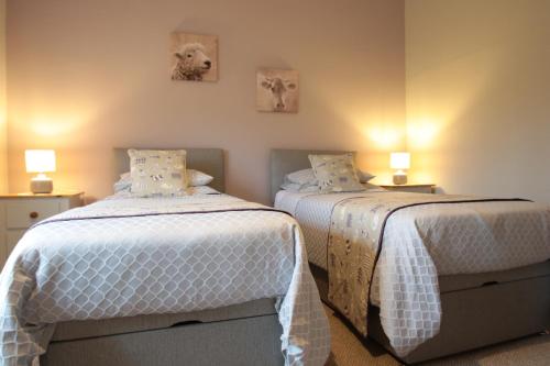 Ένα ή περισσότερα κρεβάτια σε δωμάτιο στο Moo Cow Cottage Self Catering