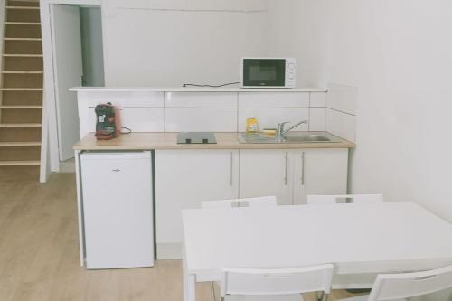 - un bureau blanc avec un ordinateur dans l'établissement BudgetBnb 163 appart mezzanine clim, à Toulon