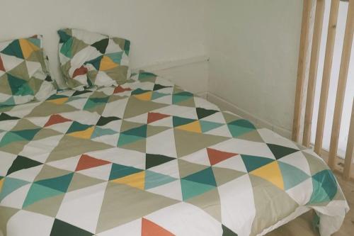 - une chambre avec un lit multicolore dans l'établissement BudgetBnb 163 appart mezzanine clim, à Toulon