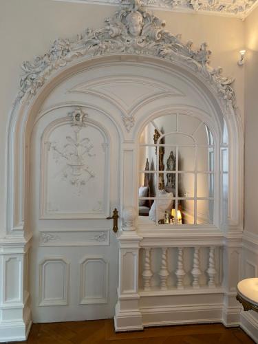an ornate white archway in a room at Schloss Langenzell, Fürstensuite in Wiesenbach