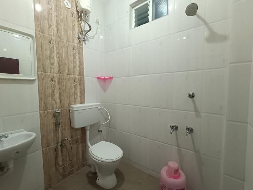 Ένα μπάνιο στο Royal Beach Service Apartment
