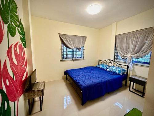 กรชวัล วิลล่า في ناخون باتوم: غرفة نوم بسرير ازرق ونوافذ