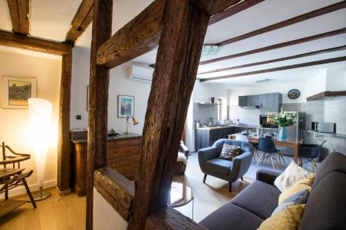 un salon avec un canapé et une cuisine dans l'établissement Laterale Residences Riquewihr, à Riquewihr