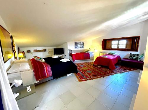 um quarto com duas camas e um sofá num quarto em Villa dell’Orsa em Cinisi