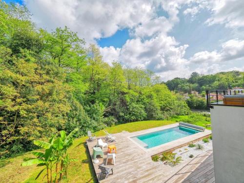 a swimming pool in the middle of a yard at VILLA MADHUKA - Chambres d'hôtes in Hendaye