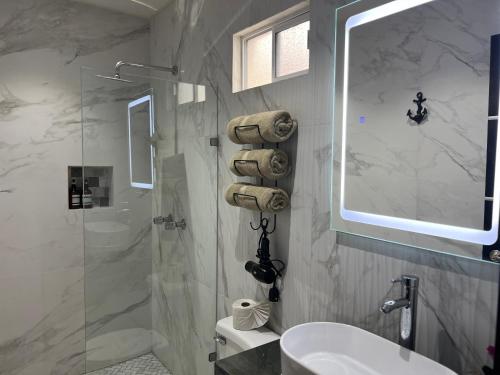 a bathroom with a shower and a toilet and a sink at Ancla Suites Urban Hotel - 6 in Puerto Peñasco