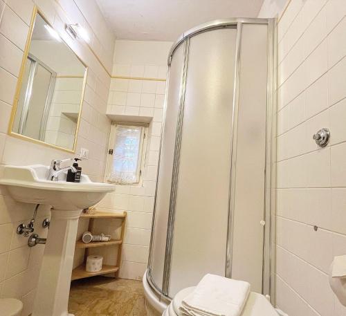 een badkamer met een douche en een wastafel bij Cimabue 9 in Florence