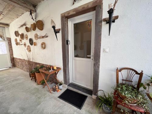 uma entrada para um quarto com uma porta e uma mesa em Studio tout confort 2 personnes au coeur de l'Alsace em Wolxheim