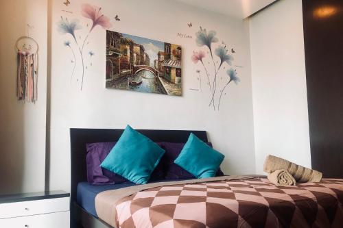 - une chambre avec un lit doté d'oreillers bleus et violets dans l'établissement Comfy-Concept Apartment @ B.Bintang (3min walk LRT, Lalaport, TimeSquare), à Kuala Lumpur