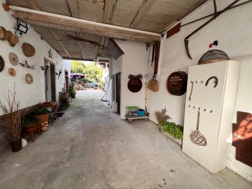 an empty alleyway in a building with a door at Studio tout confort 2 personnes au coeur de l'Alsace in Wolxheim