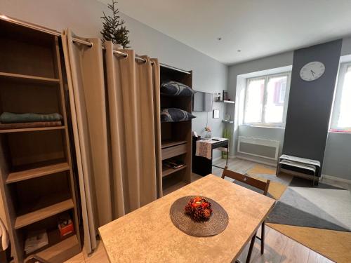 a room with a table and some closet systems at Studio tout confort 2 personnes au coeur de l'Alsace in Wolxheim