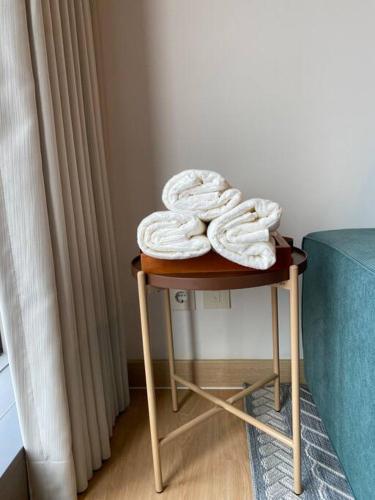 Φωτογραφία από το άλμπουμ του 1BR The Charming Branz by lalerooms CLOSE TO ICE find us on ig lalerooms σε Samporo