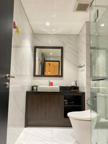 Ένα μπάνιο στο 1BR The Charming Branz by lalerooms CLOSE TO ICE find us on ig lalerooms