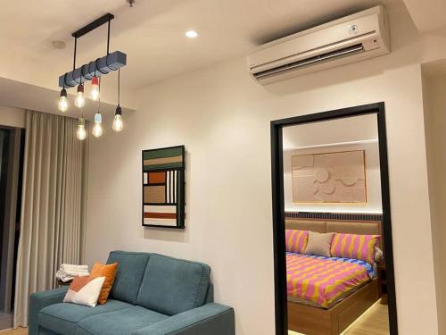 Χώρος καθιστικού στο 1BR The Charming Branz by lalerooms CLOSE TO ICE find us on ig lalerooms