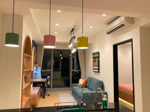 Χώρος καθιστικού στο 1BR The Charming Branz by lalerooms CLOSE TO ICE find us on ig lalerooms