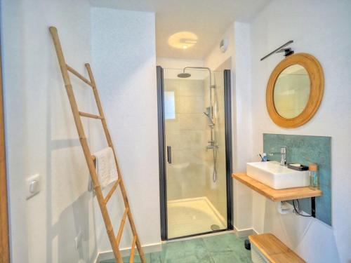 W łazience znajduje się prysznic, umywalka i lustro. w obiekcie VILLA MADHUKA - Chambres d'hôtes w mieście Hendaye