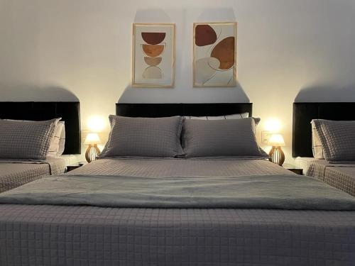 a bedroom with a large bed with two lamps at VILLA BILAC 01 - Studio próximo à Vila Germânica in Blumenau