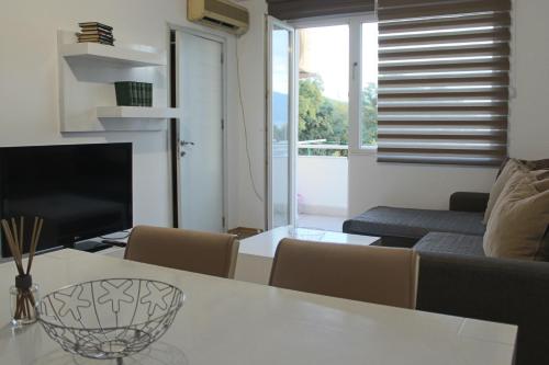 uma sala de estar com uma mesa branca e um sofá em Dino's apartment em Skopje