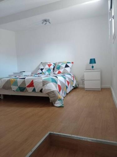 une chambre avec un lit et un parquet dans l'établissement 185, Toulon petit duplex a deux pas de l'Opéra, à Toulon