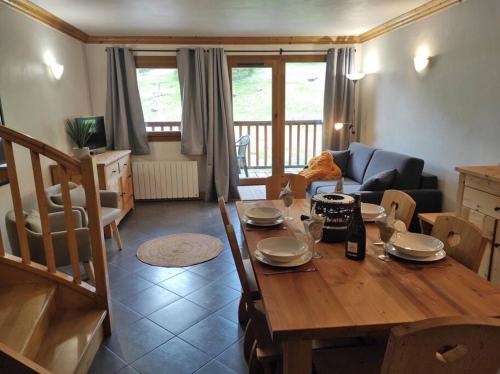 un salon avec une table en bois et un canapé dans l'établissement L’Epidote, à Lanslebourg-Mont-Cenis