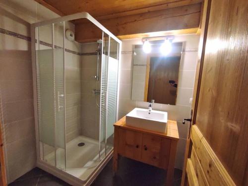 une salle de bain avec une douche en verre et un lavabo dans l'établissement L’Epidote, à Lanslebourg-Mont-Cenis