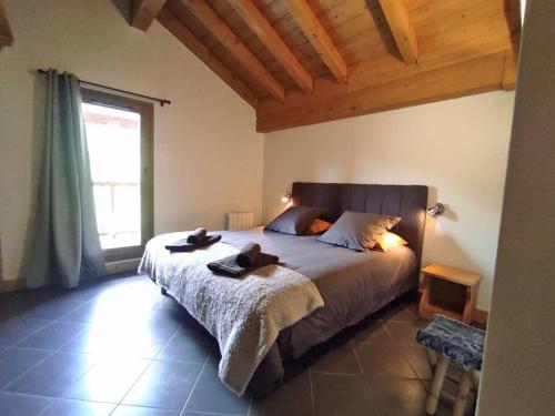 une chambre avec un lit avec deux chaussures dessus dans l'établissement L’Epidote, à Lanslebourg-Mont-Cenis