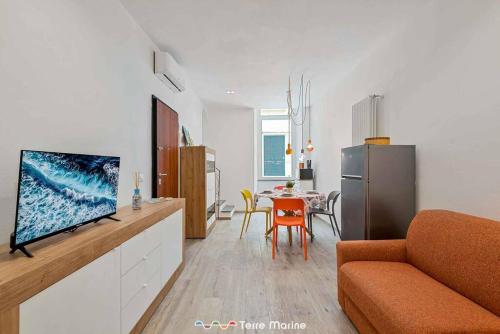 a living room with a couch and a kitchen with a table at XX di Mare, Terre Marine in Monterosso al Mare