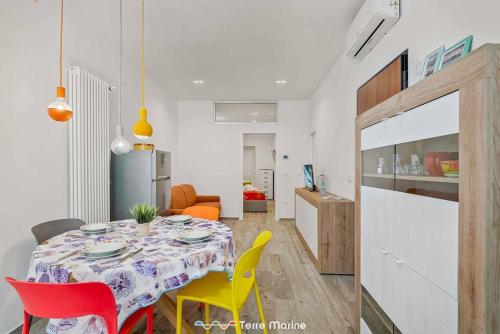 a dining room table with chairs and a kitchen at XX di Mare, Terre Marine in Monterosso al Mare