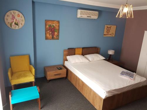 een slaapkamer met een bed en een gele stoel bij Retro Suites in Istanbul