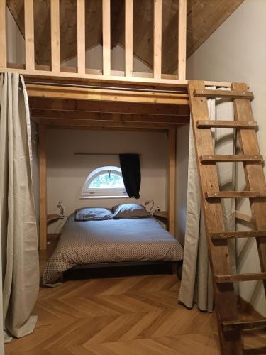 - un lit superposé avec une échelle dans une chambre dans l'établissement La Basse Aubin, à Épinal