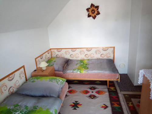 um quarto com 2 camas e um tapete em Rodinný dům Na Smetance em Vrchlabí
