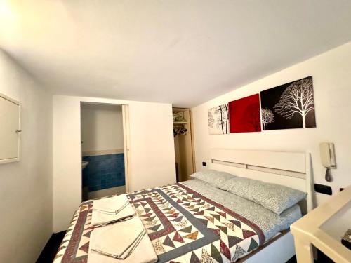 ナポリにあるCasetta San Martinoのベッドルーム1室(ベッド1台付)が備わります。壁に絵が飾られています。