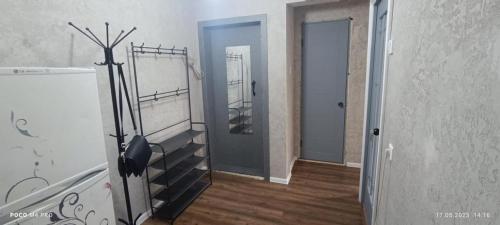 ein Flur mit Treppe und einer blauen Tür in der Unterkunft Lux Home на Новаторов in Öskemen