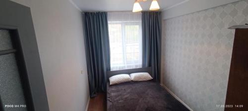 Zimmer mit Fenster und einem Bett in der Unterkunft Lux Home на Новаторов in Öskemen