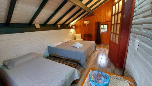 a bedroom with two beds in a room at Recanto Pôr do Sol in Nova Petrópolis