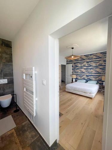une chambre avec un lit dans une pièce dans l'établissement Appartement 3p 70m2, vue mer, plage et port de Lomener, à Ploemeur