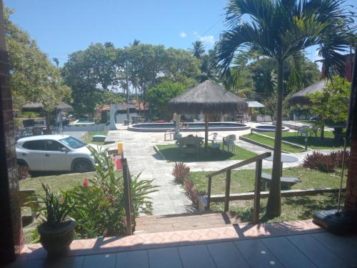 vista su un parco con padiglione e parcheggio di Pousada Sitio Paraíso a Cabo de Santo Agostinho