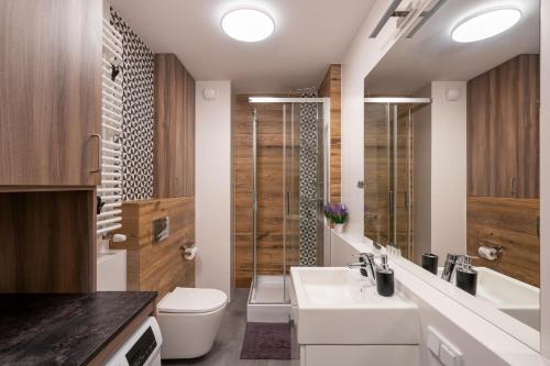 Ванная комната в ApartWro 7th - City Square, Railway Station (balcony, garage)