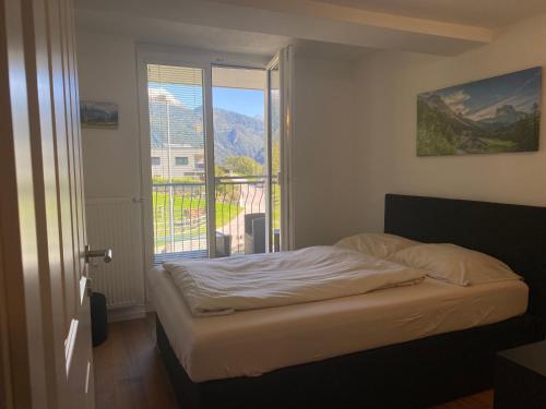 1 dormitorio con cama y ventana grande en Mountain Apartment en Alterzoll