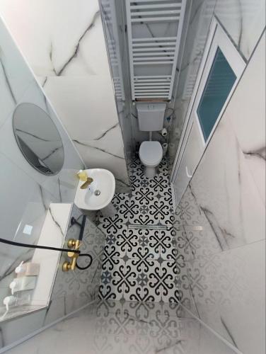 an overhead view of a bathroom with a toilet and a mirror at Maysa Ap in Turda