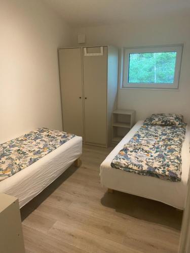 Postel nebo postele na pokoji v ubytování Sjölanda