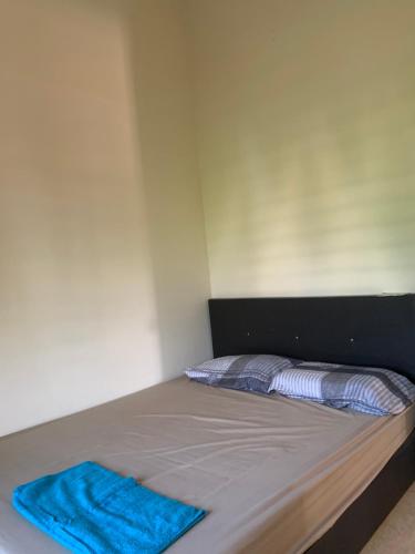 Ένα ή περισσότερα κρεβάτια σε δωμάτιο στο Homestay Dalilah Islam Sendayan