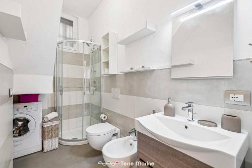 a white bathroom with a sink and a toilet at Il Profumo del Mosto, Terre Marine in Vernazza