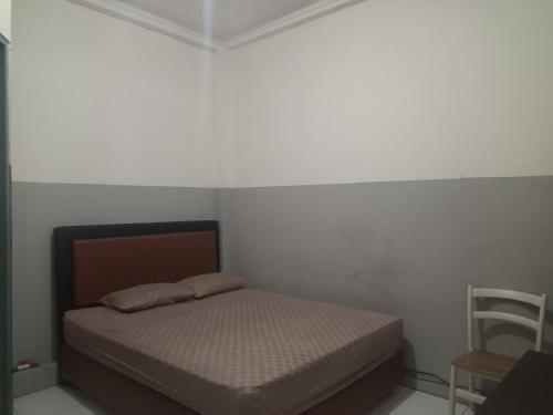 Tempat tidur dalam kamar di OYO 93090 Multi Plus Inn