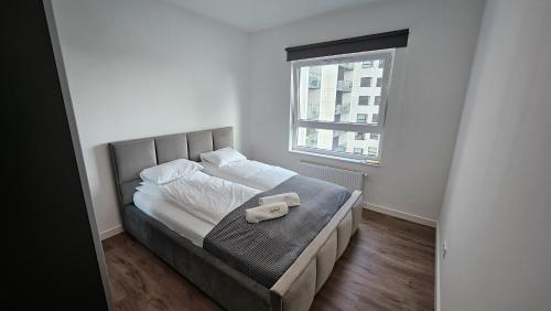 Ένα ή περισσότερα κρεβάτια σε δωμάτιο στο APARTAMENT BUŁGARSKA 60m2-3 POKOJE-PIĘKNY WIDOK-13 PIĘTRO 24H CHECK IN