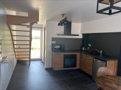 une cuisine avec un évier et une cuisinière four supérieur dans l'établissement Café de la Liberté, à Sainte-Mère-Église