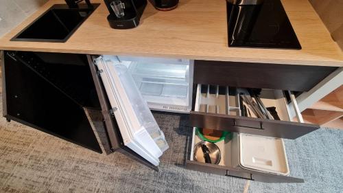 - un réfrigérateur ouvert avec une porte ouverte dans une armoire dans l'établissement Le 12 saint Etienne neuf wifi app 04, à Saint-Étienne