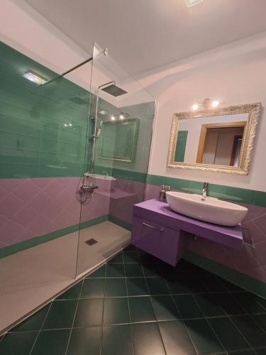 ein Bad mit einem Waschbecken und einer Dusche in der Unterkunft MiParia 154 HOME HOLIDAY in Palermo