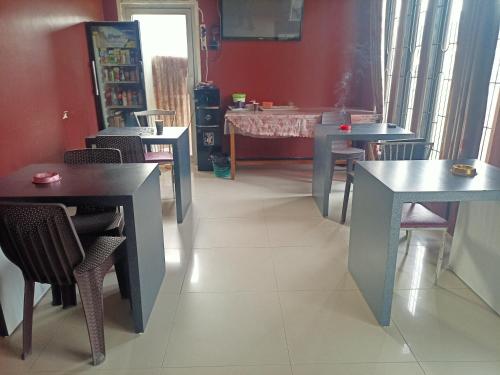 een restaurant met tafels en stoelen in een kamer bij OYO 93152 Azwa Gh Katingan 